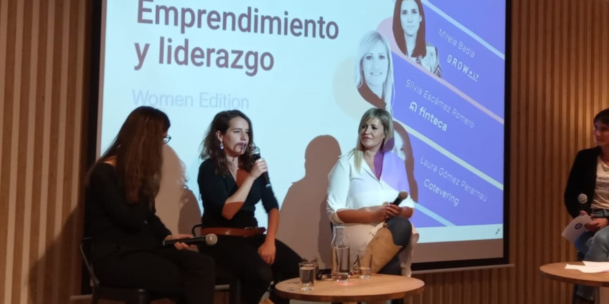 Laura Gómez Perarnau, fundadora y CEO de Catevering, durante su intervención en la mesa redonda organizada por Qonto por el Día de la Mujer Emprendedora en Aticco Bogatell (Barcelona).